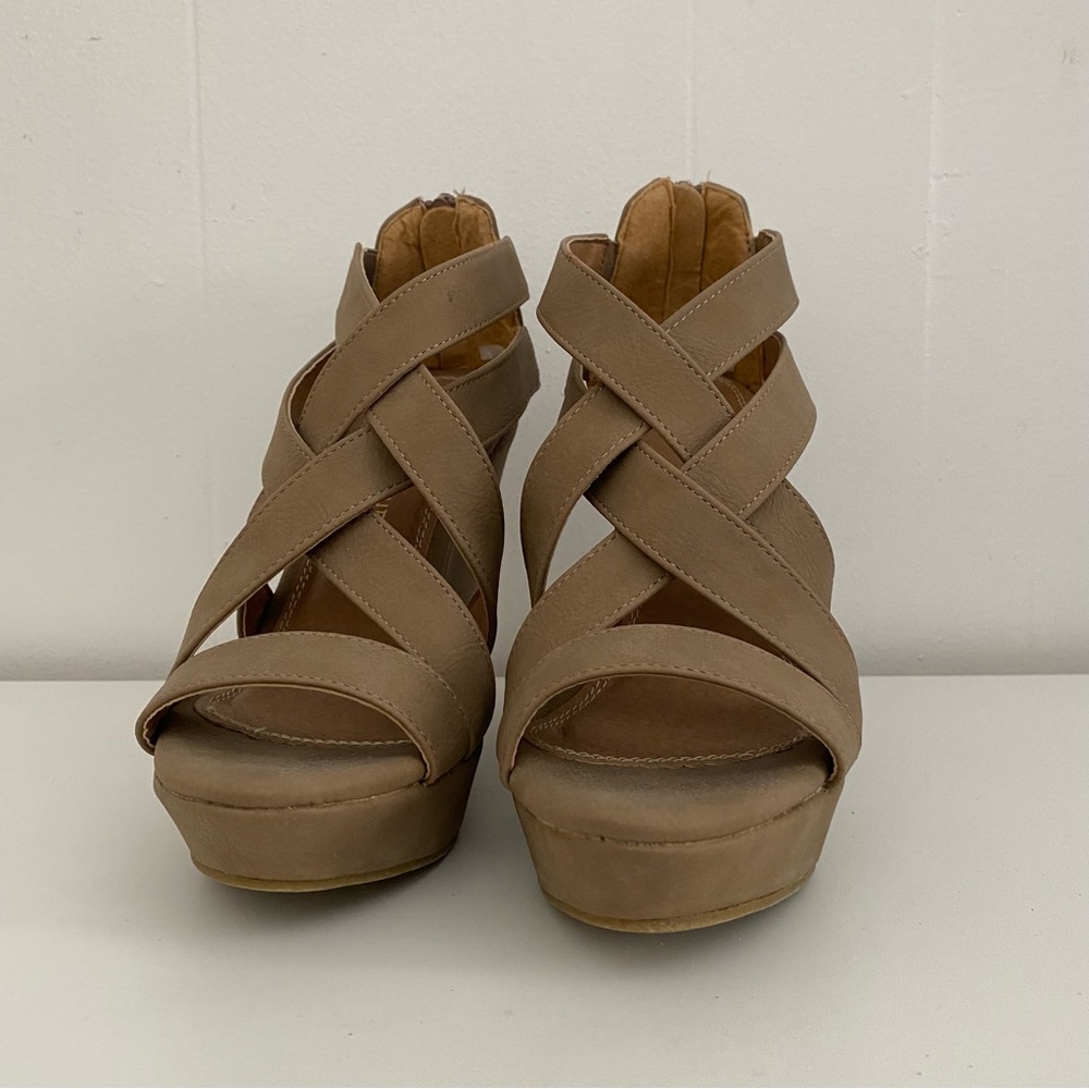 NWB Chinese Laundry Tan Wedge Platform Heels Strappy Sandals Shoes Size 7.5